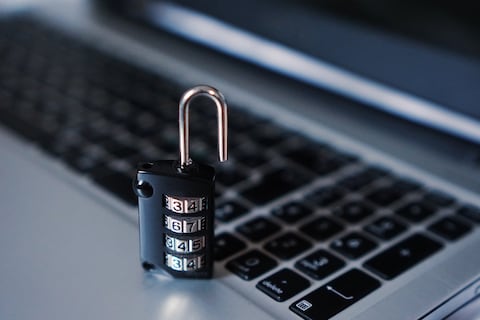 ‘No hay plataforma 100 % segura’: cómo evitar riesgos digitales y robos de datos en Ecuador