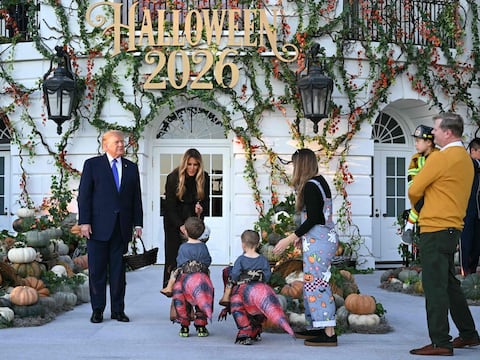Donald y Melania Trump festejan Halloween en la Casa Blanca, entre calabazas y un sobrevuelo del Air Force One
