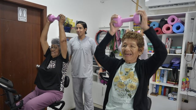 “Llegaba con dolor, ahora me siento mejor”: adultos mayores mejoran su calidad de vida en gimnasios