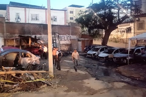 Siete vehículos quemados en un garaje de Manta