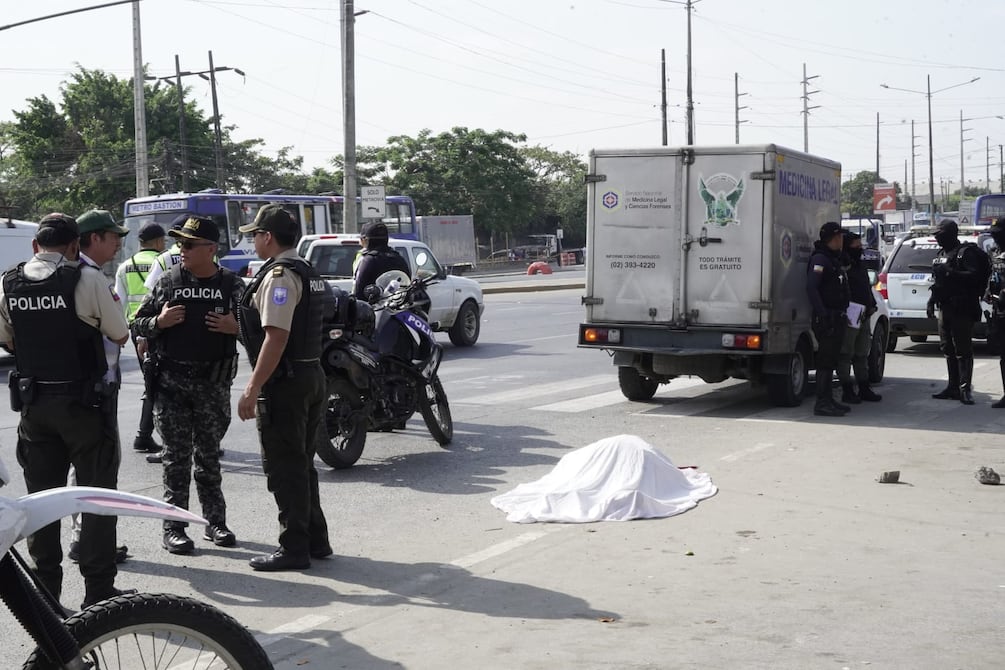 Guía penitenciaria fue asesinada a tiros frente a cárcel de Guayaquil