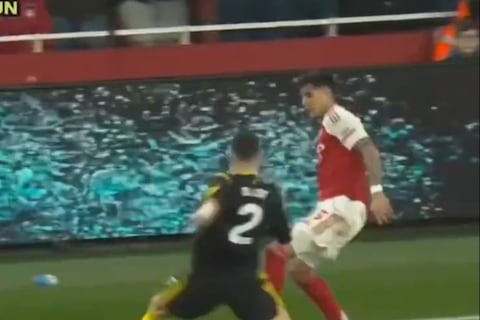 ¡Qué lujo! Piero Hincapié le tiró un caño a Diogo Dalot en el partido entre Arsenal y Manchester United