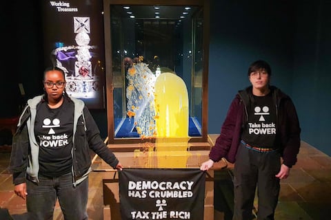 Cuatro detenidos por lanzar alimentos contra una vitrina que protege las joyas de la corona británica