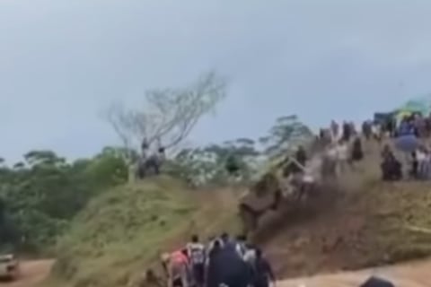 Vehículo 4x4 arrolla a espectadores durante competencia en Napo