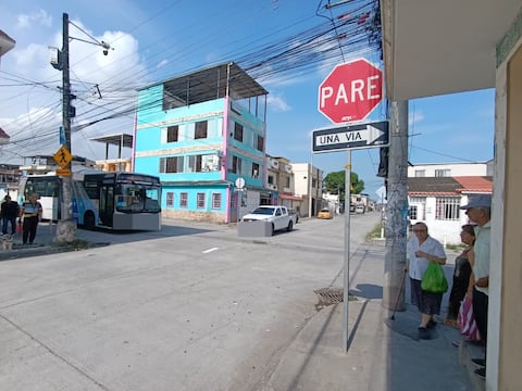‘Necesitamos ayuda urgente antes de que haya un muerto más’: vecinos piden intervención en esquina de Guayacanes con frecuentes siniestros