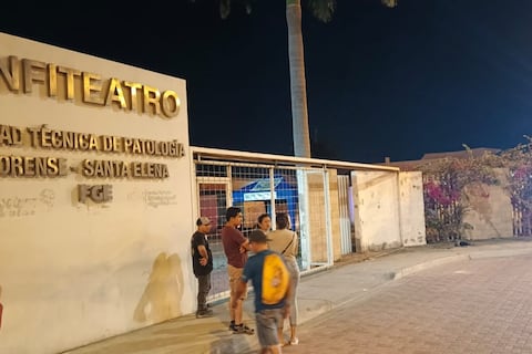 Familiares acuden para reconocer cuerpos calcinados en Santa Elena