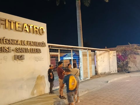 Familiares acuden para reconocer cuerpos calcinados en Santa Elena