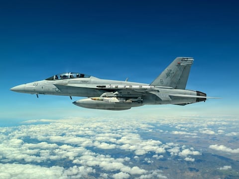 De 20 a 300 millas: La brutal evolución de la bomba JDAM que ya aterroriza a las flotas enemigas