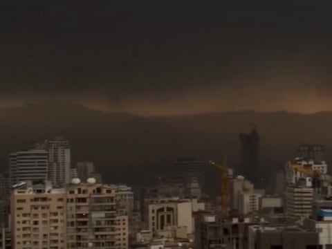 La razón de la caída de la inusual lluvia negra en Irán