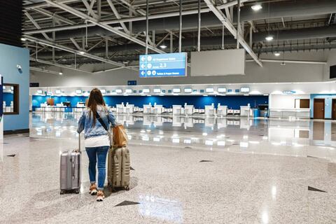 Aeropuerto de Tampa desata polémica tras “prohibir” viajar en pijamas en redes sociales