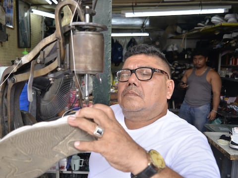 José Antonio Peralta, el zapatero que también ejerce como abogado a sus 63 años