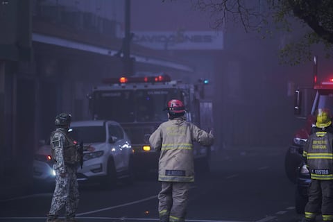 Prefectura realiza evaluación de posibles efectos ambientales por incendio en la Bahía de Guayaquil