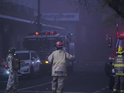 Prefectura realiza evaluación de posibles efectos ambientales por incendio en la Bahía de Guayaquil