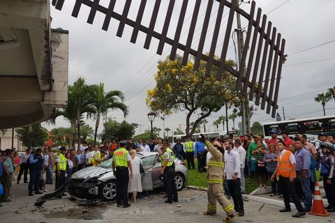 Vehículo cayó del estacionamiento de un centro comercial de Samborondón