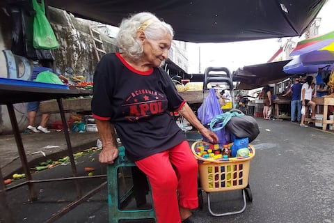 Mami Susy, la abuelita de la Floresta que sale a diario a vender sus desayunos luchando con su condición física