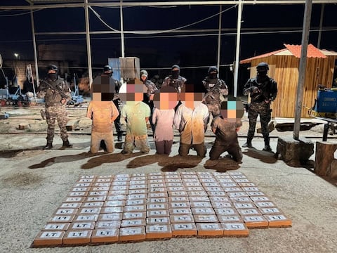 Capturan a cinco personas con 108 paquetes de droga en galpón, en Manabí