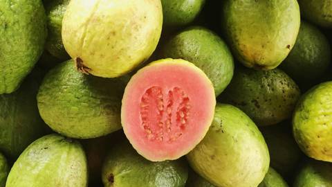 ¿Qué hace la guayaba en la sangre?: te revelamos otros 4 secretos de esta fruta para mejorar la salud