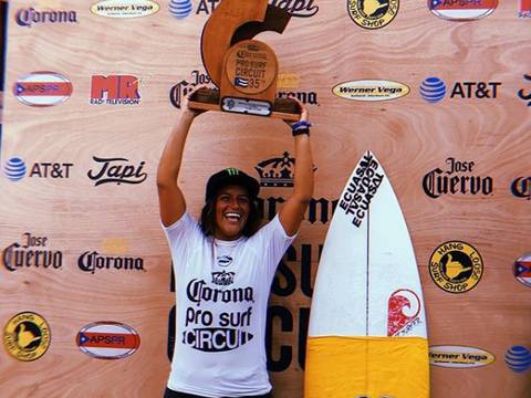 ‘Mimi’ Barona, campeona en competencia de surf en Puerto Rico