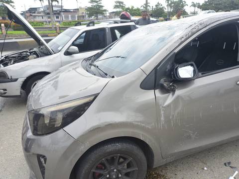 Dos conductores detenidos en siniestro de tránsito en la avenida Juan Tanca Marengo, norte de Guayaquil 