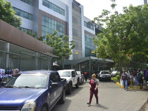 Reclamos y pedidos de pacientes en el Abel Gilbert durante visita reservada del ministro de Salud a Guayaquil