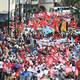 Trabajadores salieron a las calles pendientes de la reforma laboral que prepara el Gobierno