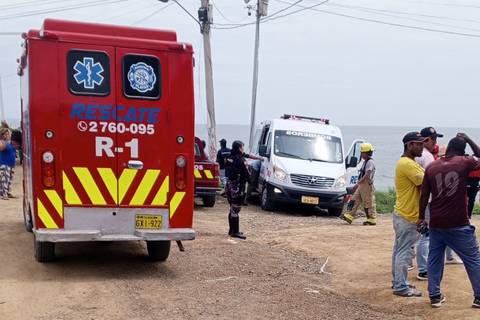 Tres menores fallecidos por desmoronamiento de tierra en playa Delfín, en Posorja