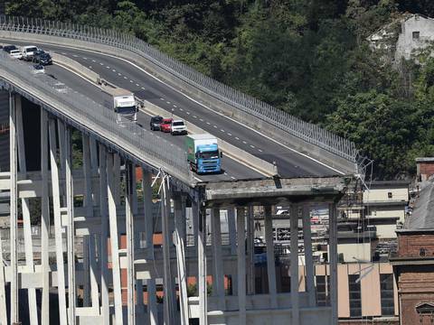 Se anuncian sanciones por el derrumbe de puente en Génova; constructora se defiende