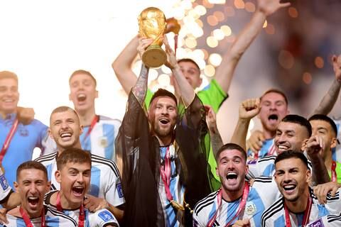 Leo Messi se vistió de árabe antes de recibir el trofeo de la Copa del Mundo Qatar 2022