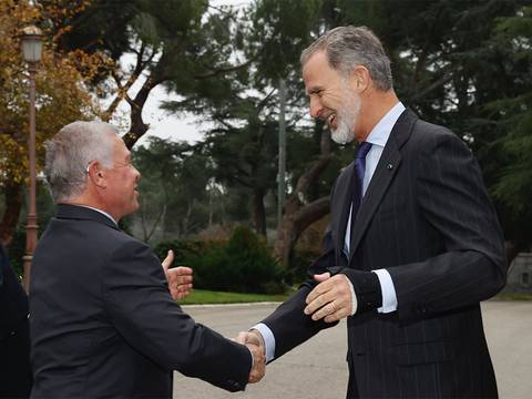 Por qué el rey Felipe VI tiene la mano izquierda morada: un experto explica cuál es la razón de esta coloración que presenta casi cuatro meses después de una lesión que se habría producido jugando pádel