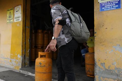 ‘Han venido muchas personas a llevar el tanque de gas directo. Ya no piden tanto a domicilio’: en Guayaquil el cilindro se vende a $ 2,10 en depósitos y a domicilio cuesta hasta $ 3,75 