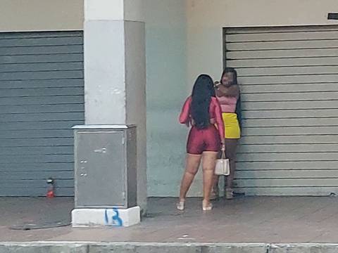 La prostitución copa más calles céntricas de Guayaquil y se ofrece a plena luz del día