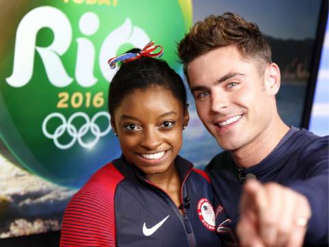 Zac Efron sorprende a Simone Biles en Río de Janeiro