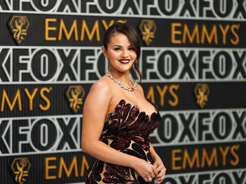 Selena Gómez y Benny Blanco llegaron juntos a la gala de los Premios Emmy: el nuevo amor de la cantante le lanzó besos volados, mientras ella posaba sola en la alfombra roja