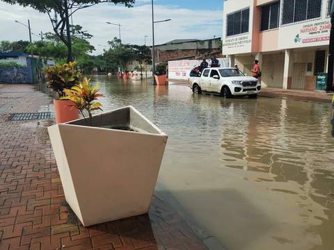 Portoviejo amaneció inundado por desbordamiento de río 