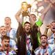 Leo Messi se vistió de árabe antes de recibir el trofeo de la Copa del Mundo Qatar 2022