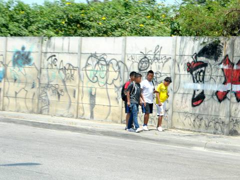 El aerosol vuelve a marcar muros en el norte de Guayaquil