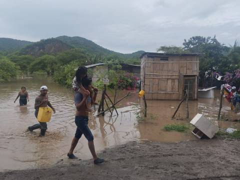 Las lluvias causan inundaciones en cuatro cantones de Manabí  