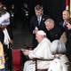 El papa Francisco recibe en Canadá la bienvenida de los indígenas