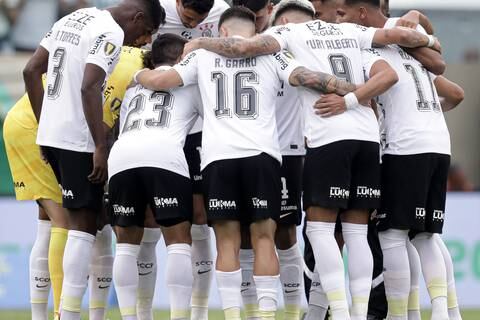 Con un jugador menos, Corinthians, de Félix Torres, rescata un empate ante Palmeiras en el Derby Paulista