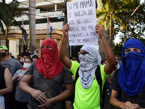 Manifestantes piden renuncia del presidente de Paraguay Mario Abdo Benítez
