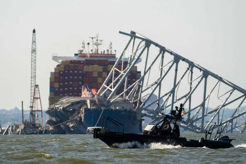 Tras siete semanas del accidente demuelen una parte del puente de Baltimore y empiezan a liberar el buque Dalí