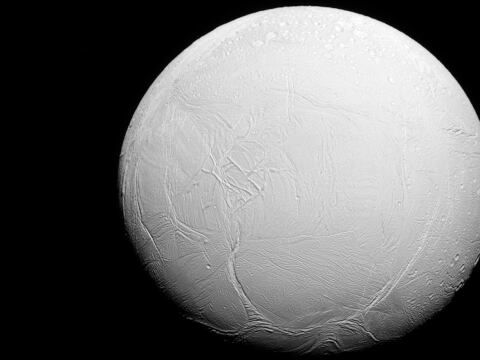 Sonda espacial explora el miércoles Enceladus, una de las lunas de Saturno