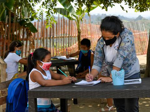 La ayuda llegó a maestra y a niños que reciben clases bajo árbol en Monte Sinaí, noroeste de Guayaquil 