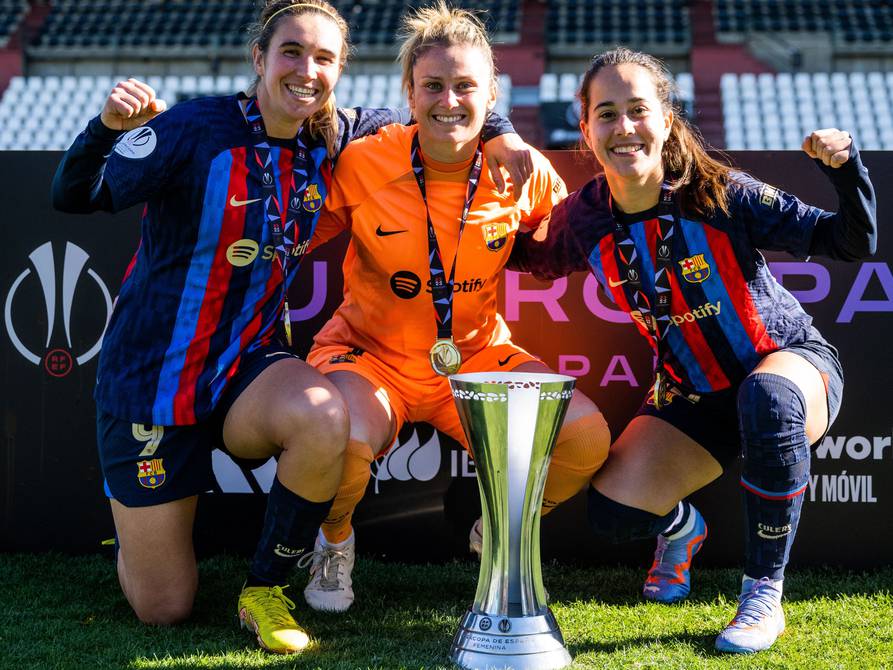 Machismo in the Spanish Women’s Super Cup?  The FC Barcelona players hung themselves the champions medals