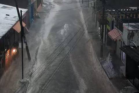 Torrencial lluvia con granizo sorprendió al Valle de Los Chillos, en el suroriente de Quito