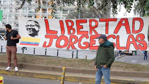 Jorge Glas busca que no se pericien sus dos celulares y un iPad incautados en su detención en la Embajada de México