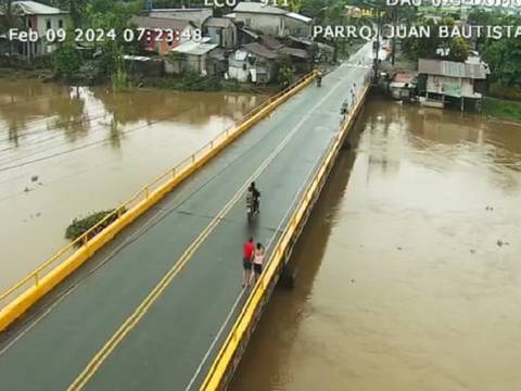 Desbordamiento de cinco ríos en Guayas y Los Ríos provoca inundaciones en vías y anega viviendas 