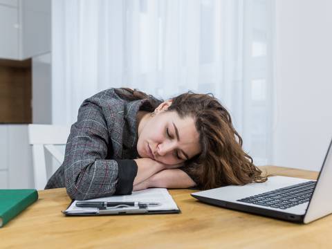 Seis trucos para activarte en la oficina cuando tengas dificultad de mantenerte atento y despierto