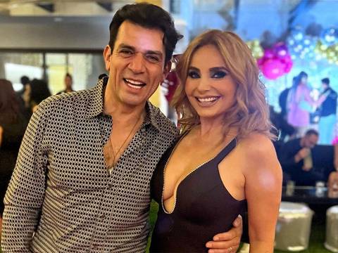 “¿Jorge Salinas enfermo?”: Fans del actor expresan preocupación en redes por su aspecto en una foto donde posa como Ken junto a su esposa, quien sería “la culpable” de su nueva imagen