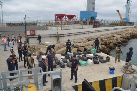 74 bultos con cocaína fueron incautados en una lancha que salió de Manta